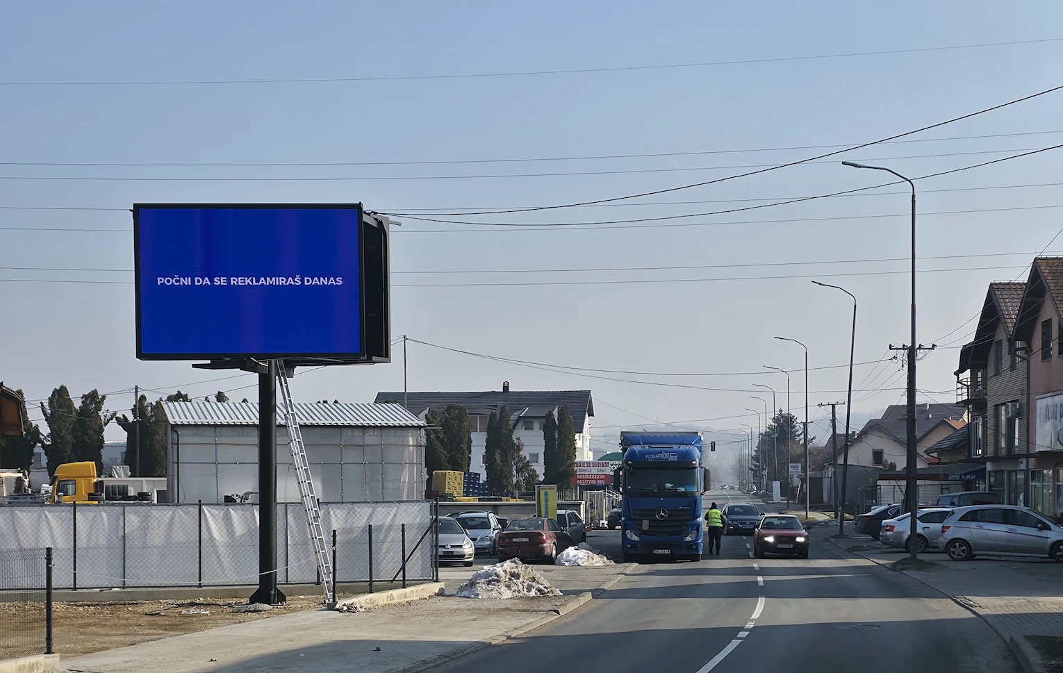 LED bilbord postavljen na prometnoj ulici u Loznici sa velikim protokom vozila