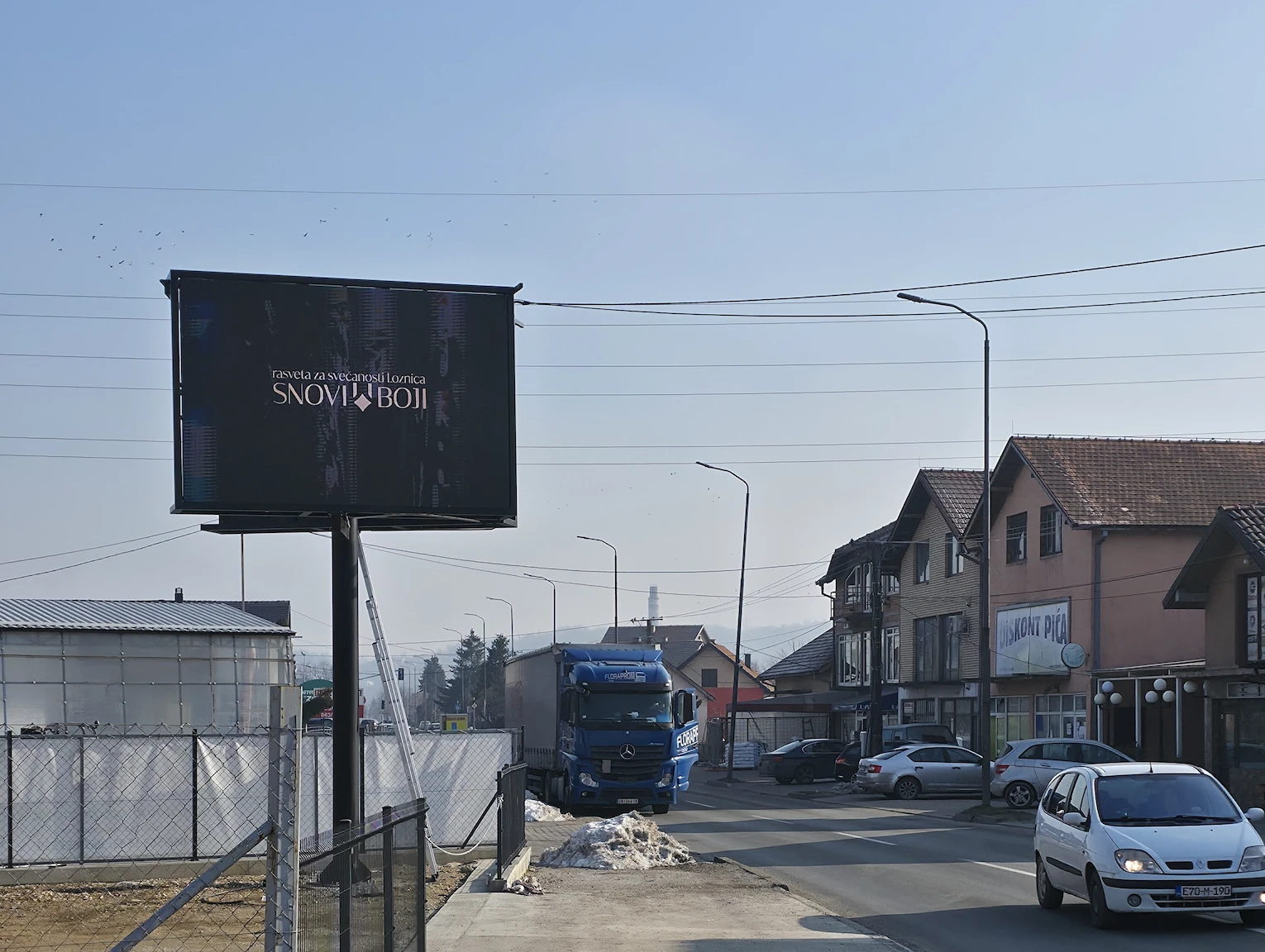 Demonstracija brze i jednostavne promene reklamnog sadržaja na digitalnom bilbordu
